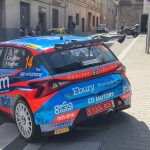 Cotxe sortint de la plaça de l'ajuntament per començar la carrera