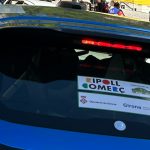 Estampa de Ripoll comerç a la lluna del darrere d'un cotxe de rallye