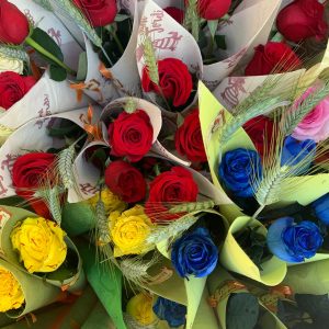 Roses vermelles, grogues i blaves de Sant Jordi