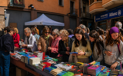 RIPOLL VA GAUDIR D’UN SANT JORDI EXITÓS AMB ELS CARRERS PLENS D’ACTIVITAT I COMERÇ